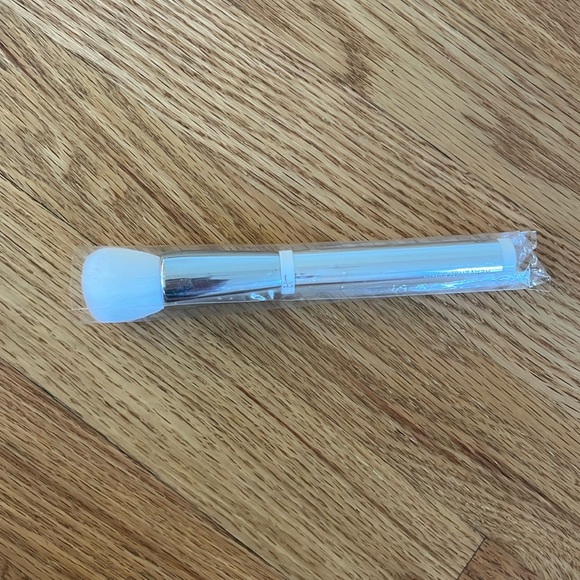 IT COSMETICS Heavenly Skin Skin-smoothing complexion brush no 702 - Picture 1 of 3